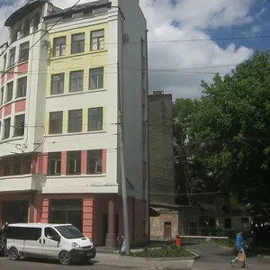 Приміщення в новозбудованому торново-офісному центрі в місті Львів.