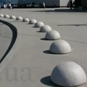 Антипарковочные бетонные полусферы.